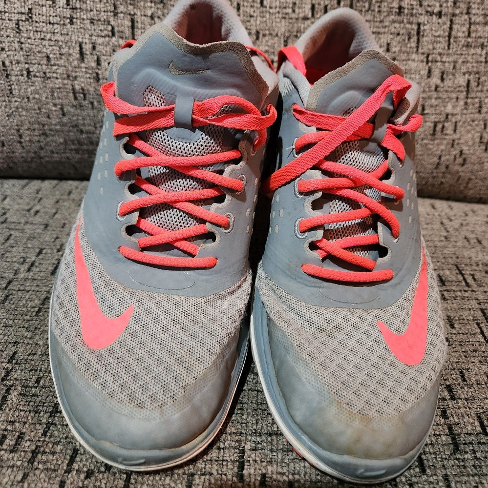 Nike sneakers size 6 womans grey/pink